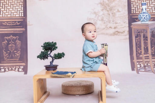 河池宝宝边吃奶边挣扎烦躁